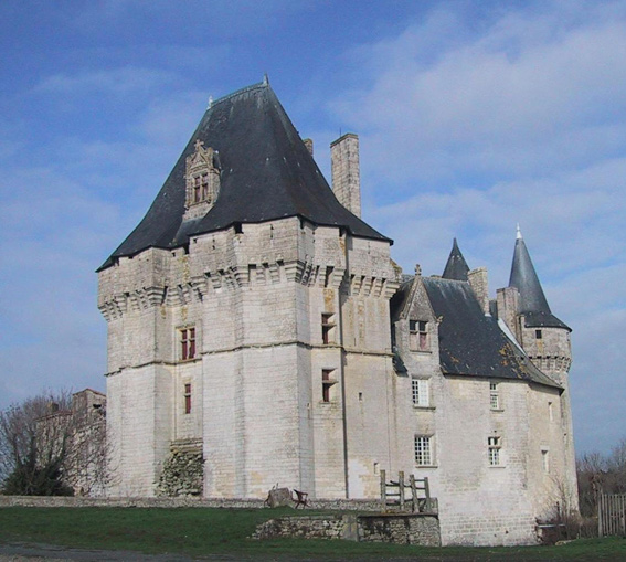 Outside visit of the castle of Cherveux
